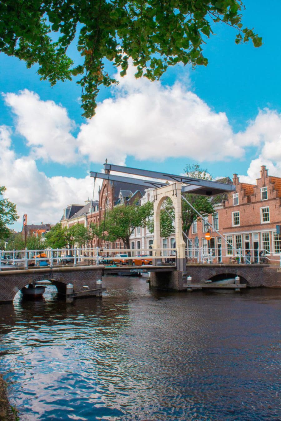 Gracht in Alkmaar en brug in stad.