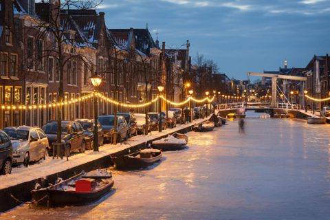 Bevroren gracht in Alkmaar in de winter.